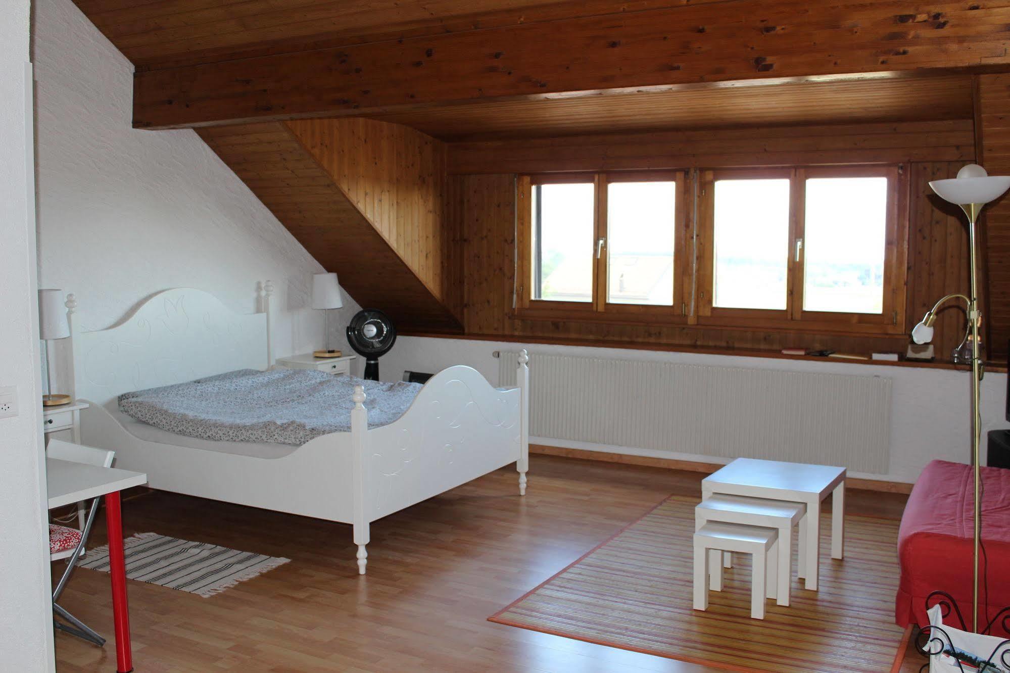 Au Coeur Du Vignoble Sur Bursins Bed & Breakfast Exterior foto