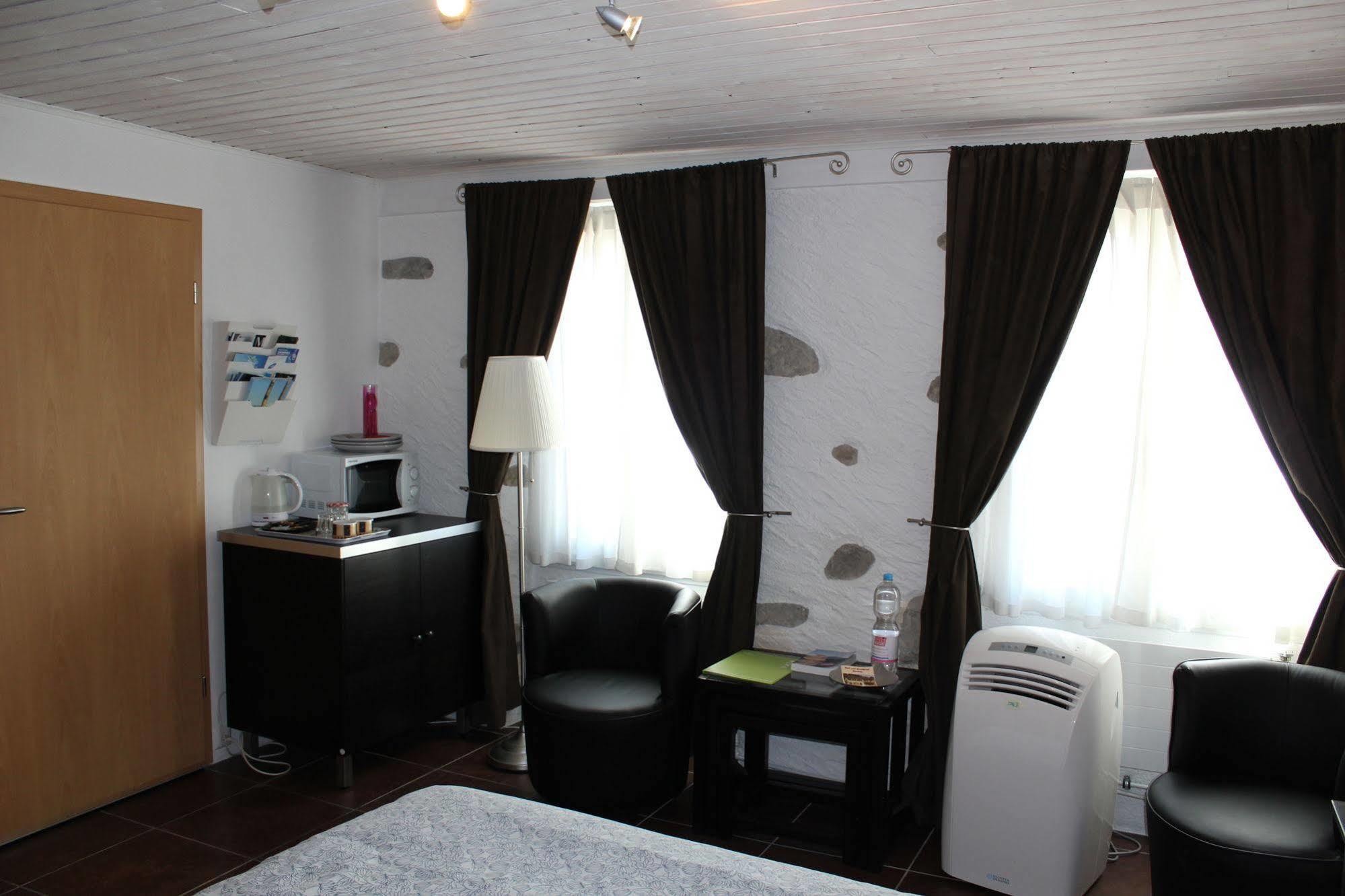 Au Coeur Du Vignoble Sur Bursins Bed & Breakfast Exterior foto